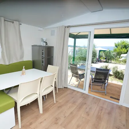 Tatil parkı Mobile Homes Kovacine Cres